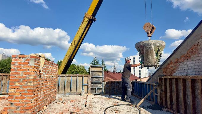 Новини Харкова: на вулиці Ахієзерів відновлюють пошкоджений будинок